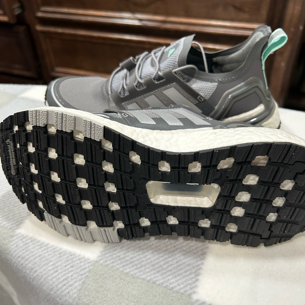 These tennis were worn once, in doors. In excellent condition.